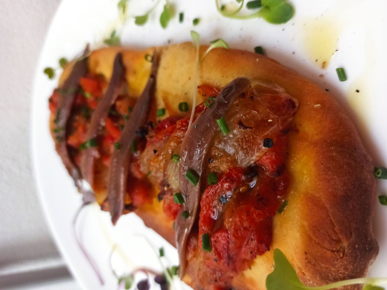 Coca casera de escalivada y anchoas