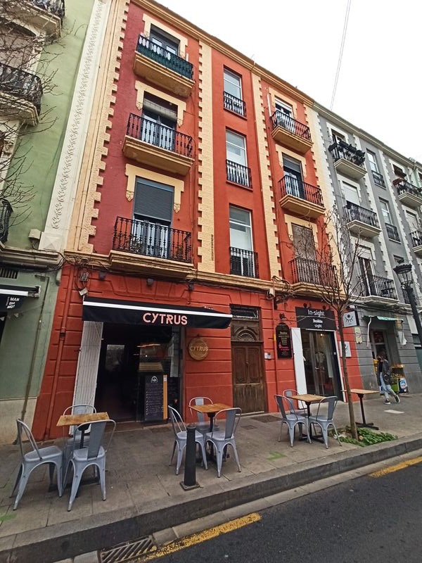 Fachada roja y terraza de Cytrus en la calle Cádiz